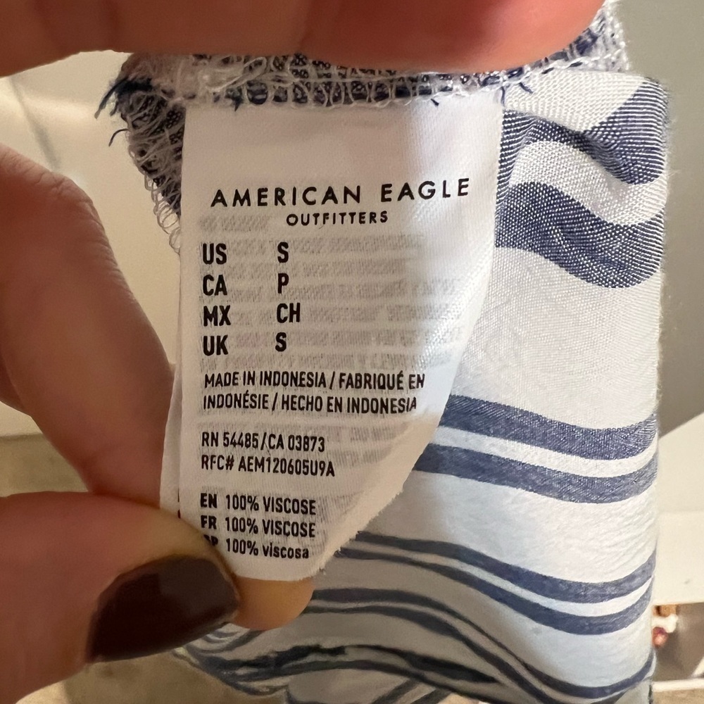 American Eagle, Blue and white stripe Long sleeve top. Size Small button up - Picture 3 of 4